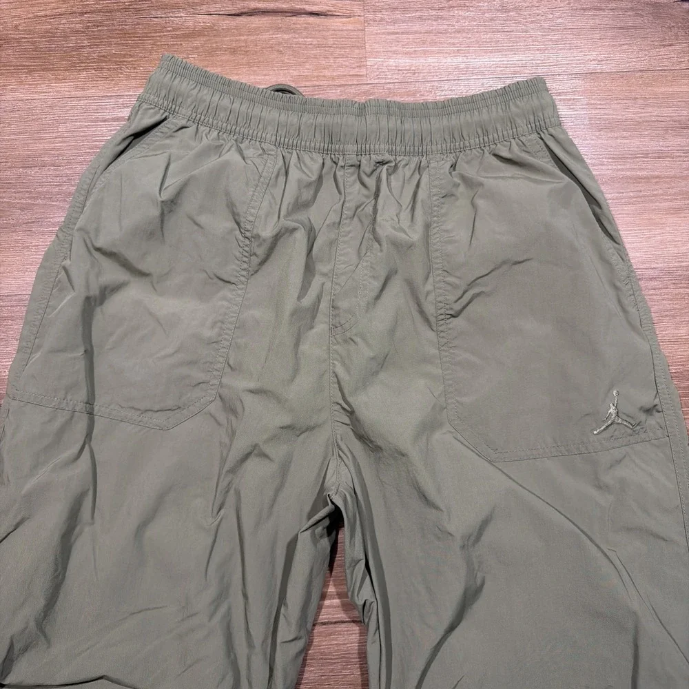Jordan Essential Statement Woven Nylon Pants Men's SMALL Olive Green FV7306-222